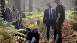 Eine Leiche im Wald: Inspector Mackenzie (Samuel Anderson, 2. v. re.) steht vor einem Rätsel.