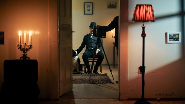 Nachgestellte Szene eines Fotoshootings mit Franz Kafka und einer Hündin.