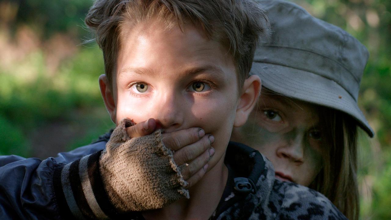 Der zehnjährige Andreas (Noa Samernius, rechts) spielt mit dem gleichaltrigen Sasha (Saveli Westin) Räuber und Gendarm, allerding mit echten Waffen.