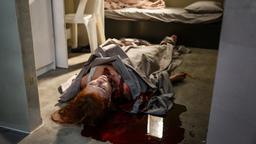 Die Gefängnisinsassin Corina Doyle (Romy Hooper) liegt tot in ihrer Zelle.
