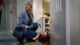 Kristin Sims (Fern Sutherland, li.) ist skeptisch: Hat Corina Doyle (Romy Hooper, re.) Suizid mit einem Bleistift begangen?