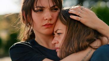 Anna (Emma Drogunova) tröstet ihre Schwester Daria (Katja Hutko), die nicht fassen kann, dass Anna vergewaltigt wurde.