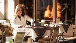 Flashback: Sabine Schmidt (Sibylle Canonica), sitzt in einem Brüsseler Café, als eine Autobombe hochgeht.